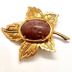 Vintage leaf brooch brass/gold tone with stone