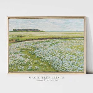 Op de afbeelding: Een vintage schilderij van een veld met blauwe bloemen met een klein dorp in de verte. Het schilderij is ingelijst in een gouden lijst en heeft de tekst "MAGIC TREE PRINTS Vintage Printable Art" onderaan.