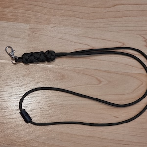 Cordão Paracord Preto, Separador de Segurança, Cartão de Identificação, Apito, Tocha, Chaves.