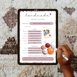 Könnte beinhalten: Ein digitaler Tablet-Bildschirm zeigt ein Strickmuster für Familien-Stricksocken. Das Muster enthält Angaben zu Garn, Nadelgröße, Maschenprobe, Stich und benötigten zusätzlichen Materialien. Das Garn ist Wolle & the gange, crazy sexy wool, in der Farbe crazy sexy wool, mit einem Gewicht von 193 Gramm und 426 Yards. Die Nadeln sind US 1 und 4,5 mm, mit einer Maschenprobe von 19 Maschen und 25 Reihen. Der Stich ist der Rippenstrick. Die fertige Fußlänge beträgt 18 cm für ein Kind von 4-6 Jahren, 20,5 cm für ein Kind von 8-10 Jahren und 23 cm für einen Erwachsenen in kleiner Größe.