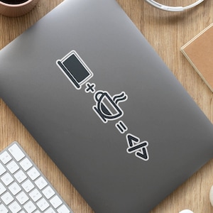 Könnte beinhalten: Ein Laptop, eine Tasse Kaffee und die Symbole Plus, Gleichheitszeichen, kleiner als und größer als. Der Text lautet "Laptop + Kaffee = Code".