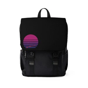 Puede incluir: Mochila negra con un gráfico de puesta de sol rosa, morado y azul y el texto "Synthwave" en rojo.