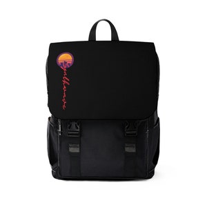 Puede incluir: Mochila negra con un gráfico rojo de una puesta de sol y la palabra "synthwave" en la parte delantera.