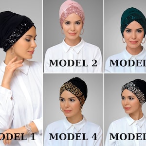 Può includere: Cinque diversi stili di turbanti in tessuto nero, rosa e verde con bordatura di paillettes. I turbanti sono etichettati "Modello 1", "Modello 2", "Modello 3", "Modello 4" e "Modello 5".
