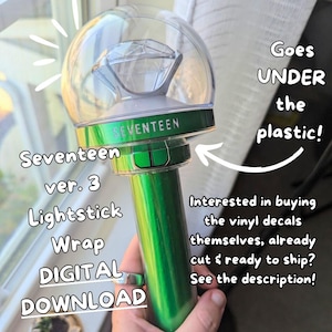 以下が含まれることがあります： 緑とシルバーのSeventeen ver. 3 Lightstickラップ。ライトスティックは、透明な球状のトップにダイヤモンド型のデザインが施されています。「SEVENTEEN」の文字が緑色のバンドに印刷されています。「DIGITAL DOWNLOAD」の文字も含まれています。