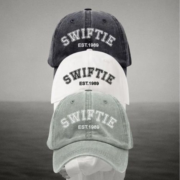 Swiftie Stickerei Baseballkappen, Vintage weiche Baumwollmütze für Frauen, perfekt für Taylor Swift Konzerte, einzigartige Fangeschenke, Merch für Swiftie