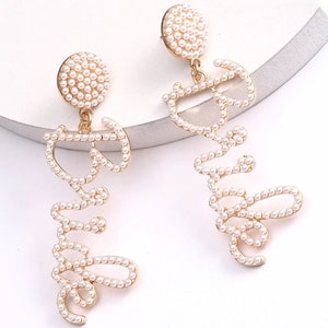 Boucles d'oreilles tendance mariée - accessoire chic d'enterrement de vie de jeune fille, cadeau de mariée unique pour lune de miel, cadeaux de jeunes mariés