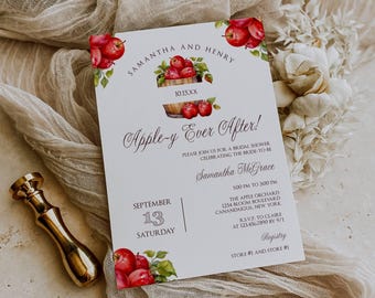 Puede incluir: Una tarjeta de invitación rectangular blanca para despedida de soltera con ilustraciones en acuarela de manzanas rojas, un gráfico de cesta de madera y el texto "Samantha and Henry", "Apple-y Ever After!" y detalles del evento.