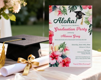 Puede incluir: Una tarjeta de invitación para una fiesta de graduación con flores de hibisco tropicales, hojas verdes y un icono de birrete negro. El texto dice: Aloha! Please join us for a TROPICAL Graduation Party.