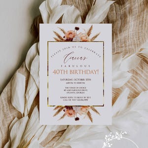 Pode incluir: Um cartão de convite retangular com detalhes florais e borda dourada, anunciando uma celebração de 40 anos. O cartão apresenta o texto "Please Join Us to Celebrate" e detalhes do evento. O fundo apresenta penas brancas e tecido bege.