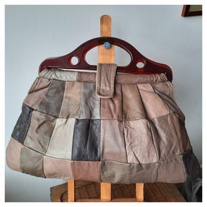 Vintage Patchwork-Handtasche aus Leder – Mehrfarbige Brauntöne – Retro-Handtasche im Stil der 70er/80er Jahre mit Kunstharzgriff – Boho-Slouch-Bag mit weichen, patchworkartigen Falten