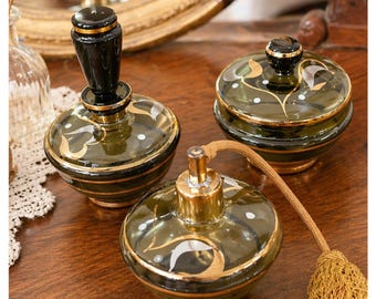 Juego de tocador vintage de vidrio con atomizador, frasco para polvos, dorado con diseño floral, decoración de tocador de mediados de siglo, juego de 3 piezas, regalo para ella.