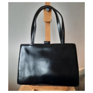 Bolsa vintage preta envernizada dos anos 60 – Bolsa estruturada de couro sintético com alça superior – Forro de cetim – Armação dourada – Bolsa retrô clássica para a noite