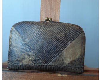 Cartera vintage de piel de serpiente auténtica de los años 70. Monedero de piel de serpiente auténtica. Pequeño bolso de mano exótico con cierre de beso y forma estructurada.
