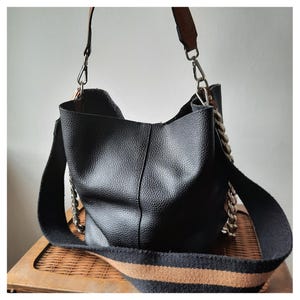 Black Pebbled Leather Hobo Bag – Wide Canvas Strap & Silver Chain Detail – Slouchy Designer Style Shoulder Bag Large Everyday Chic Fashion