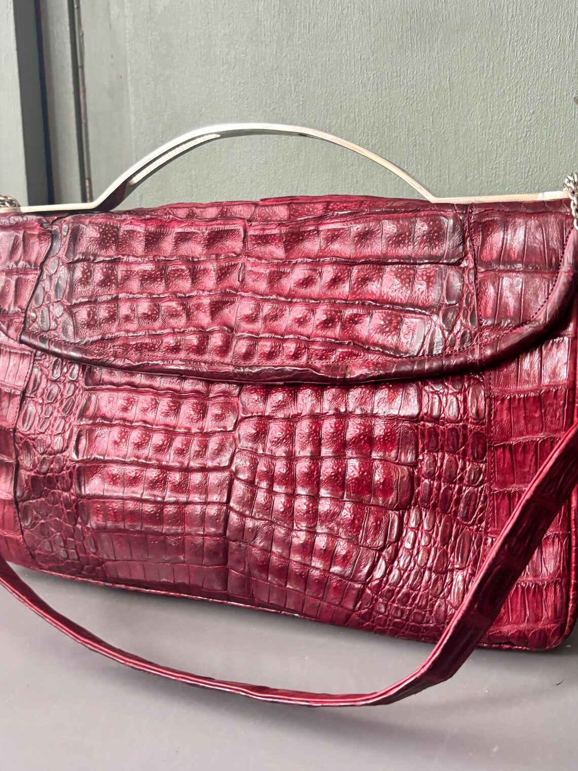 Vintage Burgundy Croc Embossed Handbag Y2K Shoulder Bag Wine Red Purse Silver Tone Frame Top Handle Retro Structured Women's Bag Statement, foto 4 di 5