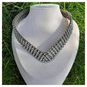Collar vintage BOZART con pedrería, fabricado en Italia, tono plateado, varias filas, forma de V, gargantilla, joyería llamativa, estilo glamuroso chic de los años 50 y 60.