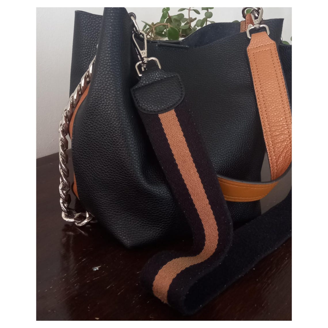 Black Pebbled Leather Hobo Bag – Wide Canvas Strap & Silver Chain Detail – Slouchy Designer Style Shoulder Bag Large Everyday Chic Fashion, foto 2 di 5