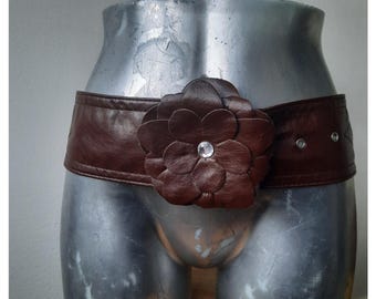 Vintage Brown Leather Flower Belt 1980s Wide Waist Belt Handmade Floral Applique Statement Accessory Boho Retro Style Chestnut Color Western