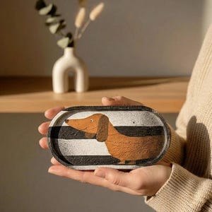 Vassoio a tema bassotto in Raysin | Vassoio portagioie fatto a mano con motivo bassotto | Vassoio decorativo per gli amanti dei cani | Regalo personalizzato