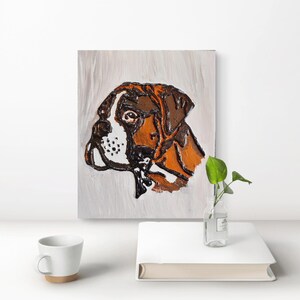 以下が含まれることがあります： 茶色と白のボクサー犬の絵画で、テクスチャのある筆致で描かれています。犬の頭は横を向いており、目は直接鑑賞者を見つめています。背景は薄いグレーです。