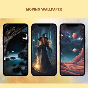 Könnte beinhalten: Drei Smartphones, die animierte Hintergrundbilder mit Fantasy-Motiven anzeigen. Die Hintergrundbilder zeigen eine dunkle Höhle mit einem weißen Vogel, eine Hexe mit einem Zauberstab in einem Wald und eine Weltraumszene mit Planeten. Der Text "MOVING WALLPAPER" steht oben.