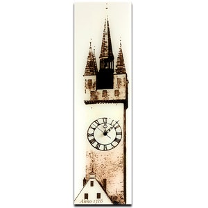 Puede incluir: Una ilustración en blanco y negro de una alta torre del reloj con una esfera del reloj y el texto "Anno 1316".