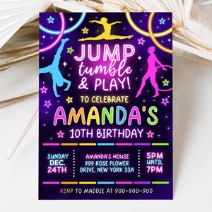 Puede incluir: Una invitación de fiesta de cumpleaños de color rosa neón, azul y amarillo con un fondo morado oscuro. La invitación dice "Jump, Tumble & Play!" para celebrar el décimo cumpleaños de Amanda. La invitación incluye una silueta de una gimnasta haciendo un salto mortal hacia atrás y una gimnasta haciendo una parada de manos con un aro. La invitación incluye la fecha, la hora y la ubicación de la fiesta.