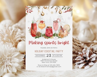 Può includere: Invito a una festa di cocktail natalizia con illustrazioni ad acquerello di cocktail festivi. L'invito recita "Making spirits bright" e include i dettagli dell'evento: data, ora e luogo. Il design presenta fogliame invernale e ornamenti dorati.