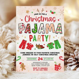 Może przedstawiać: Świąteczne zaproszenie na piżama party. Projekt zawiera kolorowy tekst i ilustracje piżam, renifer&oacute;w i symboli świątecznych. Zaproszenie zawiera datę, godzinę i informacje RSVP.
