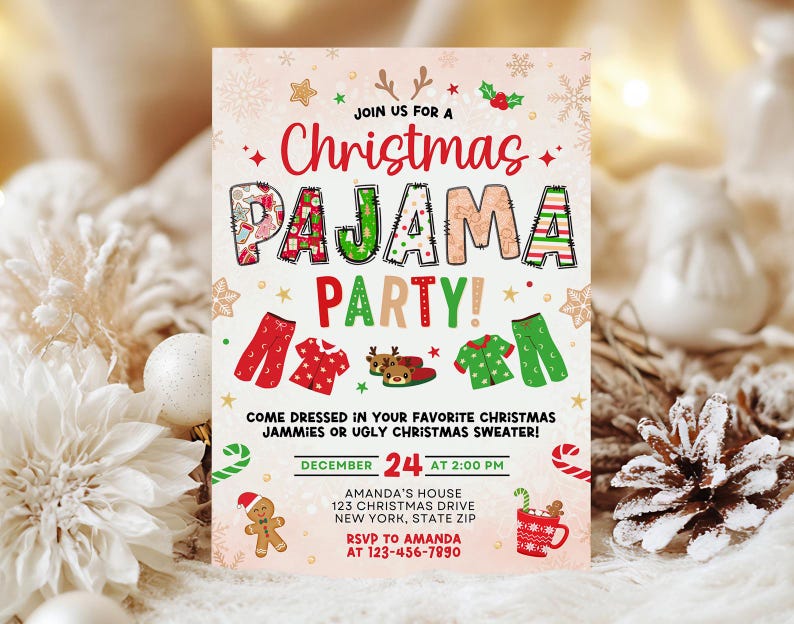 Może przedstawiać: Świąteczne zaproszenie na piżama party. Projekt zawiera kolorowy tekst i ilustracje piżam, renifer&oacute;w i symboli świątecznych. Zaproszenie zawiera datę, godzinę i informacje RSVP.