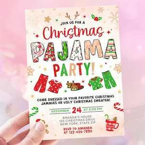 Może przedstawiać: Świąteczne zaproszenie na świąteczne przyjęcie w piżamach. Projekt zawiera słowa "Christmas Pajama Party!" w kolorowych, wzorzystych literach. Zaproszenie zawiera szczeg&oacute;ły dotyczące wydarzenia, takie jak data, godzina i miejsce.