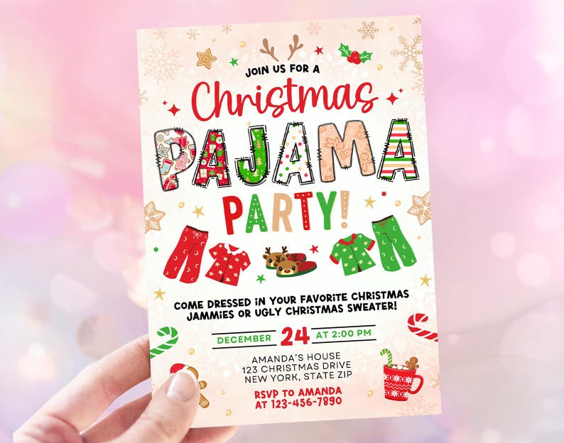 Może przedstawiać: Świąteczne zaproszenie na świąteczne przyjęcie w piżamach. Projekt zawiera słowa "Christmas Pajama Party!" w kolorowych, wzorzystych literach. Zaproszenie zawiera szczeg&oacute;ły dotyczące wydarzenia, takie jak data, godzina i miejsce.