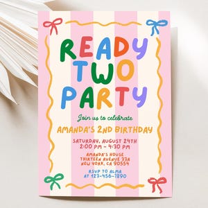 Op de afbeelding: Een rechthoekige verjaardagsuitnodigingskaart met een achtergrond van roze en crèmekleurige verticale strepen. De tekst luidt READY TWO PARTY, Join us to celebrate, AMANDA'S 2ND BIRTHDAY, SATURDAY, AUGUST 24TH, 2:00 PM - 4:30 PM, AMANDA'S HOUSE, THIRTEEN AVENUE 33A, NEW YORK, CA 90554, RSVP TO ALMA AT 123-456-7890. Het ontwerp bevat kleurrijke, handgetekende strikjes en golvende gele randen.