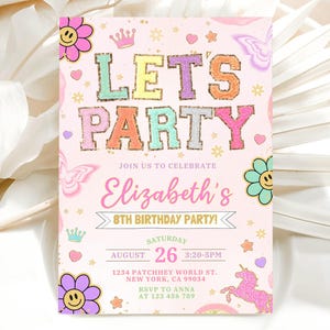 Puede incluir: Una tarjeta de invitación de cumpleaños rectangular con fondo rosa claro que muestra el texto LET'S PARTY en letras pastel brillantes. El diseño incluye gráficos coloridos de flores con caras sonrientes, mariposas, un unicornio, coronas y estrellas.