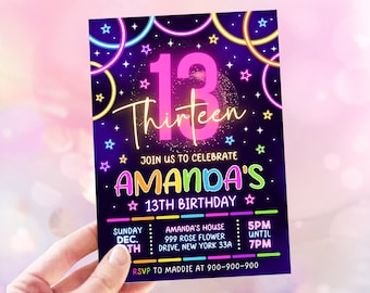 Könnte beinhalten: Neon-rosa und blaue Geburtstagseinladung mit schwarzem Hintergrund. Die Einladung lautet "Feiert mit uns Amandas 13. Geburtstag". Die Einladung enthält auch das Datum, die Uhrzeit und den Ort der Party.