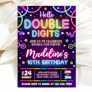 Könnte beinhalten: Neon-rosa, blaue, grüne und gelbe Geburtstagseinladung mit dem Text "Hello Double Digits" und "Madeline's 10th Birthday". Die Einladung enthält das Datum, die Uhrzeit und die Adresse der Party.