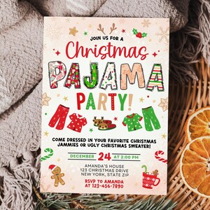 Może przedstawiać: Świąteczne zaproszenie na piżama party. Zaproszenie zawiera kolorowy tekst i ilustracje piżam, piernikowego ludzika i kubka gorącej czekolady. Impreza odbędzie się 24 grudnia o godzinie 14:00.