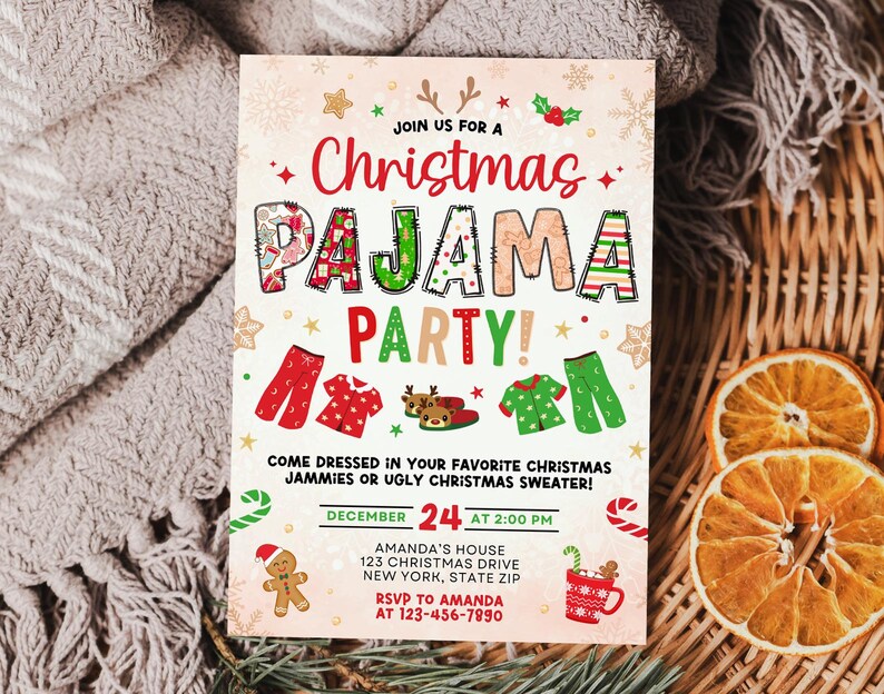 Może przedstawiać: Świąteczne zaproszenie na piżama party. Zaproszenie zawiera kolorowy tekst i ilustracje piżam, piernikowego ludzika i kubka gorącej czekolady. Impreza odbędzie się 24 grudnia o godzinie 14:00.
