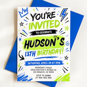 Może przedstawiać: Prostokątne zaproszenie urodzinowe z białym tłem oraz czarnym, limonkowym i niebieskim tekstem: YOU'RE INVITED TO CELEBRATE HUDSON'S 13TH BIRTHDAY! SATURDAY, APRIL 24 AT 2PM, BRANDON'S HOUSE, BDAY BROTHER'S AVENUE 3A, LOS ANGELES, CA 12345, RSVP TO EMMA AT 900-900-900. Projekt zawiera ręcznie rysowane grafiki koron, błyskawic i gwiazd, umieszczone na jednolitej niebieskiej kopercie.