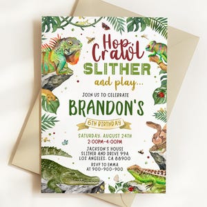 Peut inclure: Une carte d'invitation d'anniversaire rectangulaire avec des illustrations à l'aquarelle de reptiles, dont un iguane, un caméléon et un alligator. Le texte indique : Hop, Crawl, SLITHER and play... JOIN US TO CELEBRATE BRANDON'S 6TH BIRTHDAY, SATURDAY, AUGUST 24TH, 2:00PM-4:00PM, JACKSON'S HOUSE, SLITHER AND DRIVE 99A, LOS ANGELES, CA 88900, RSVP TO EMMA AT 900-900-900.