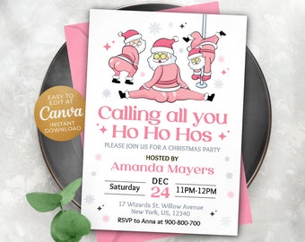 Pode incluir: Um convite rosa para uma festa de Natal com desenhos animados do Papai Noel em várias poses. O texto do convite diz "Calling all you Ho Ho Hos" e inclui detalhes da festa: data, hora, local e informações de RSVP. O convite está em um prato com um envelope rosa.