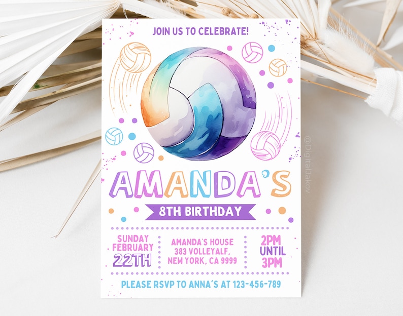 Puede incluir: Una invitaci&oacute;n colorida para el octavo cumplea&ntilde;os de Amanda. La invitaci&oacute;n presenta una ilustraci&oacute;n de acuarela de un bal&oacute;n de voleibol en colores morado, azul y naranja. El texto de la invitaci&oacute;n dice "&iexcl;&Uacute;nete a nosotros para celebrar! El octavo cumplea&ntilde;os de Amanda" e incluye detalles sobre la fecha, la hora y el lugar de la fiesta.