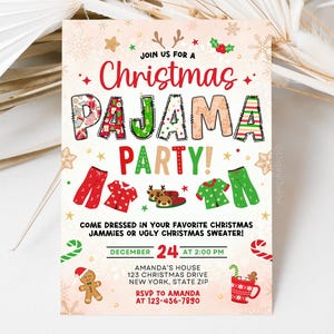 Może przedstawiać: Świąteczne zaproszenie na świąteczną imprezę piżamową. Projekt zawiera słowa "Christmas Pajama Party" w kolorowej, dekoracyjnej czcionce. Zawiera ilustracje piżam, renifer&oacute;w i świątecznych smakołyk&oacute;w. Data i godzina są r&oacute;wnież uwzględnione.