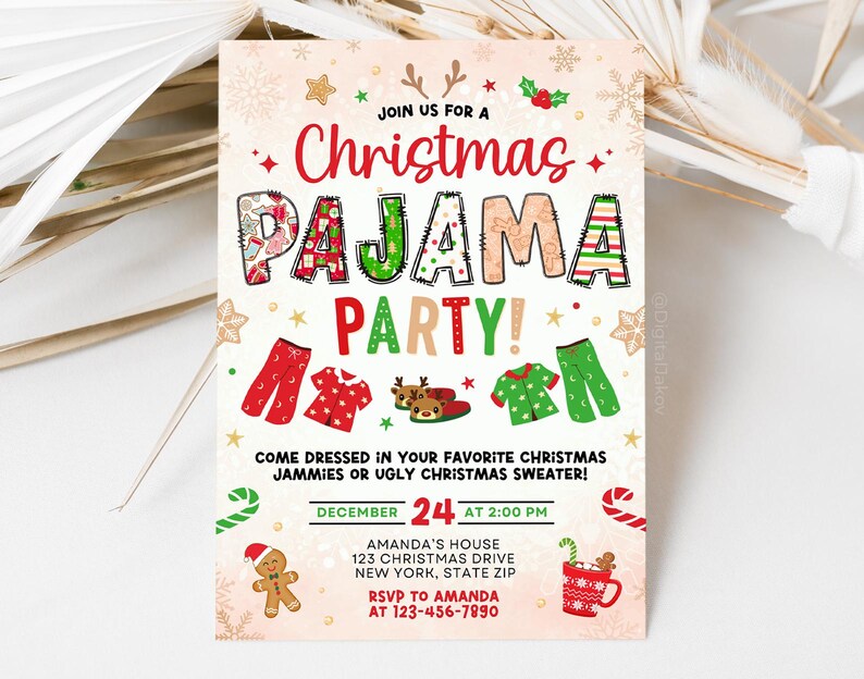 Może przedstawiać: Świąteczne zaproszenie na świąteczną imprezę piżamową. Projekt zawiera słowa "Christmas Pajama Party" w kolorowej, dekoracyjnej czcionce. Zawiera ilustracje piżam, renifer&oacute;w i świątecznych smakołyk&oacute;w. Data i godzina są r&oacute;wnież uwzględnione.