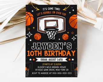 Puede incluir: Una invitación de cumpleaños de baloncesto negro y naranja para el décimo cumpleaños de Jayden. La invitación presenta un aro de baloncesto con una pelota de baloncesto que pasa por el aro, y varias pelotas de baloncesto alrededor del aro. El texto de la invitación dice: "¡Es hora de jugar! Vamos a driblar para el décimo cumpleaños de Jayden. Viernes, 24 de agosto. Comienza a las 2:00 PM. Oliver's Wild Animal House, 99 Rose Game Drive, New York SA. RSVP a Maddie al 900-900-900-333."