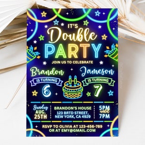 Puede incluir: Invitación de color neón para una fiesta de cumpleaños doble para Brandon que cumple 6 años y Jameson que cumple 7 años. La invitación tiene un fondo azul con círculos y estrellas de neón verde, amarillo y azul. El texto "It's Double Party" está en letras de neón amarillo y verde. La invitación incluye la fecha, la hora y el lugar de la fiesta.