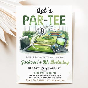 Puede incluir: Una tarjeta de invitación blanca con el texto "Let's PAR-TEE" en verde y negro. La tarjeta presenta una ilustración de campo de golf con una pelota de golf y un ordenador portátil. El texto dice "Swing on over to celebrate Jackson's 8th Birthday".