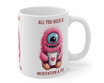 süßes einäugiges Monster mit rosa Fell und Zitat in englisch &#39;All You Need is Meditation and Tea&#39;, weiße Keramikasse, Achtsamkeitsgeschenk