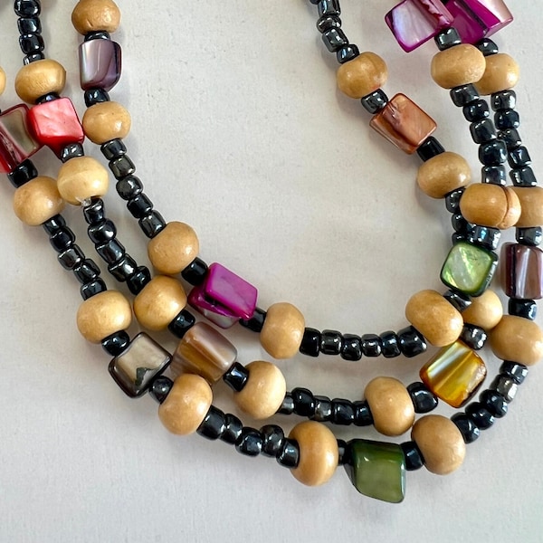 Sautoir vintage en nacre multicolore avec des perles aimantées en bois et en hématite magnétique noire des années 1970 Bijoux BOHO faits main